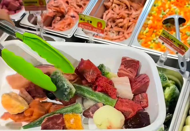 辣烫25一斤全是真肉上海狗有福了！CQ9电子破防了！上海惊现狗狗麻(图3)